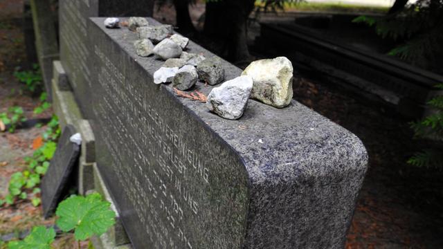 Gedenksteine auf einem Grabstein auf dem jüdischen Friedhof Weißensee, aufgenommen am 22.07.2014.