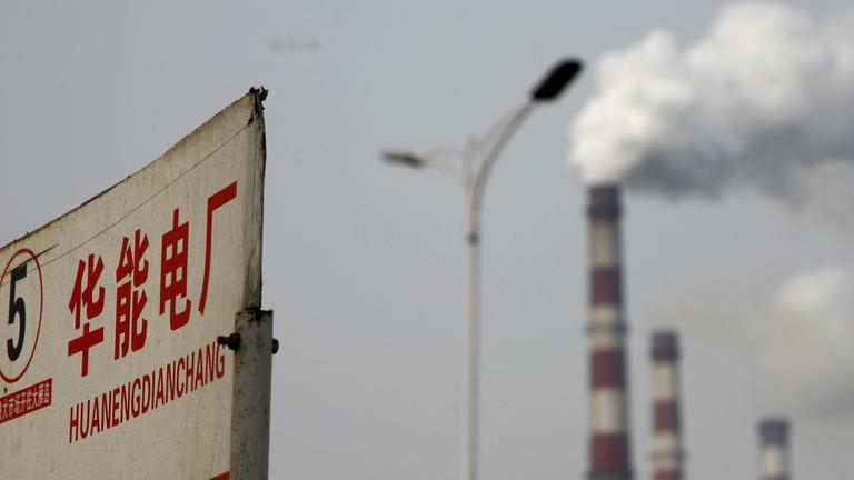 Qualm kommt aus den Schornsteinen eines Kohlekraftwerks in Dezhou in der ostchinesischen Provinz Shandong. Qualm kommt aus den Schornsteinen eines Kohlekraftwerks in Dezhou in der ostchinesischen Provinz Shandong.