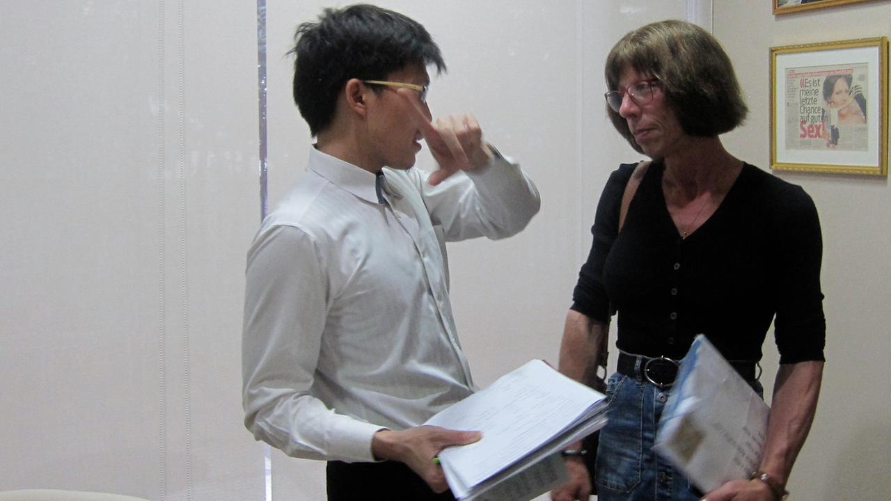 Tracy (r.) und Bune vor der Operation in einer thailändischen Klinik Tracy (r.) und Bune vor der Operation in einer thailändischen Klinik