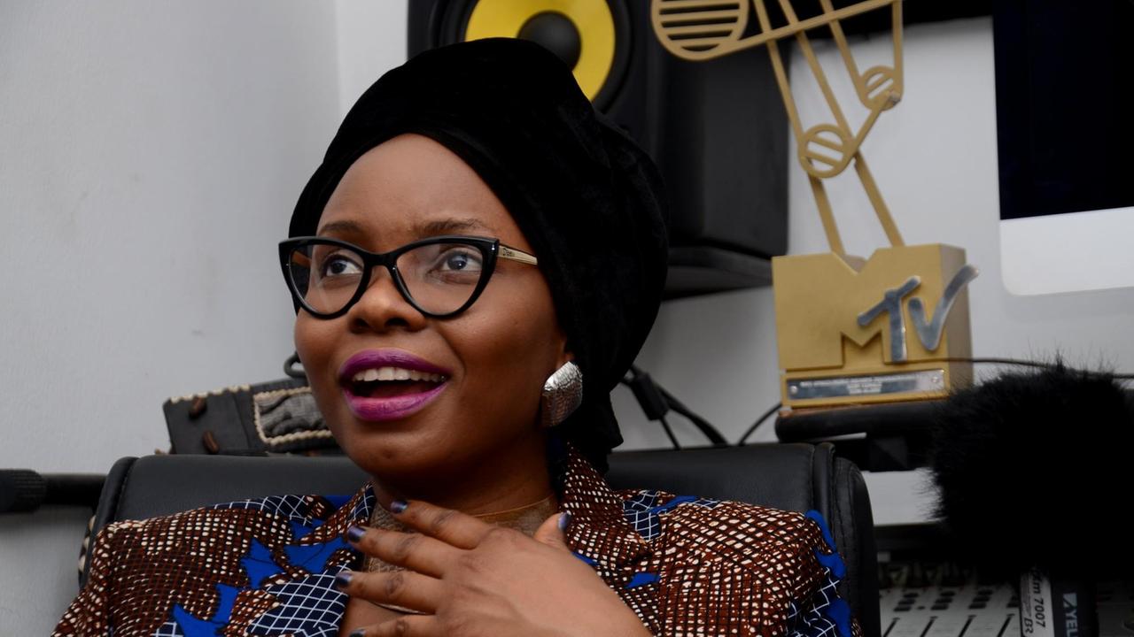 Nigerianische Sängerin Yemi Alade. Mit schwarzem Kopfschmuck. Nigerianische Sängerin Yemi Alade. Mit schwarzem Kopfschmuck.