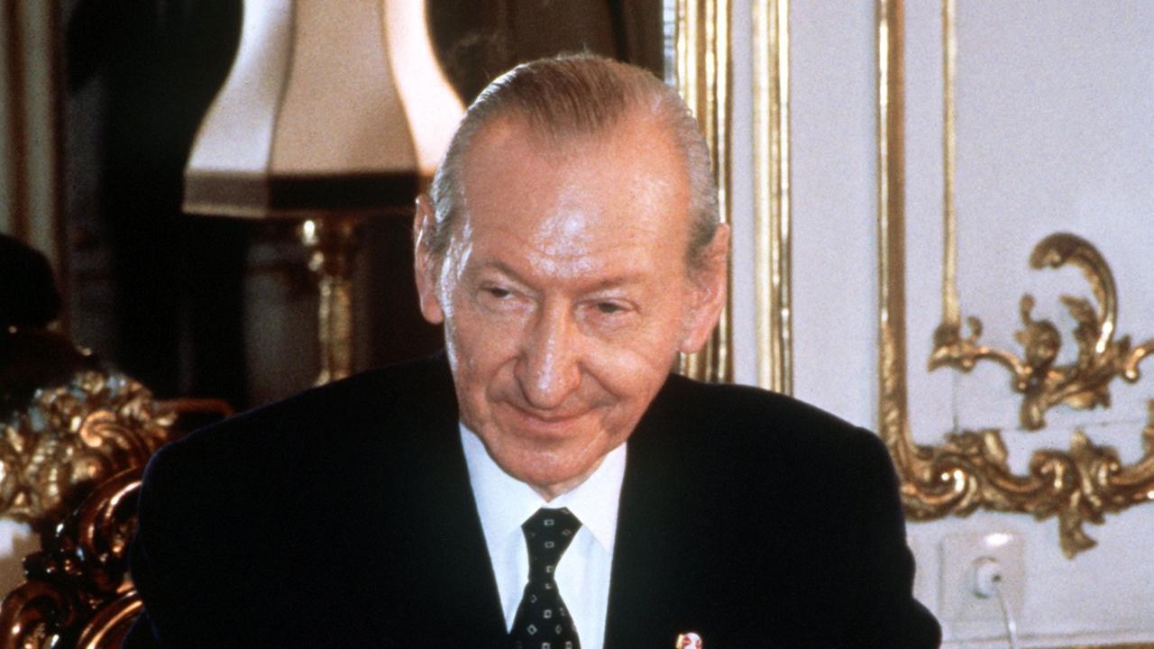 Der damals neue österreichische Bundespräsident Kurt Waldheim am 7. August 1986 an seinem Schreibtisch. Der damals neue österreichische Bundespräsident Kurt Waldheim am 7. August 1986 an seinem Schreibtisch.