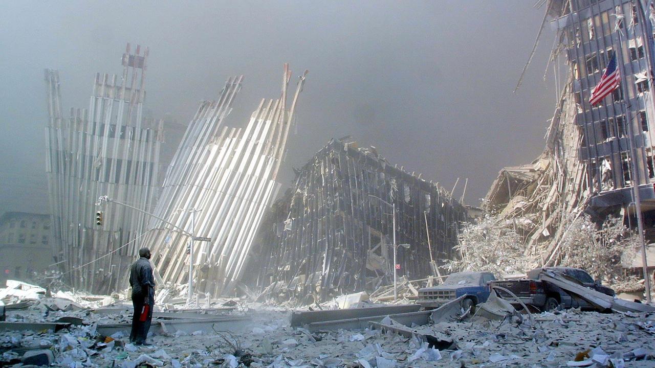 Ein Mann steht am 11. September 2001 vor dem zerstörten World Trade Center nach dem Terrorangriff in New York. Ein Mann steht am 11. September 2001 vor dem zerstörten World Trade Center nach dem Terrorangriff in New York.