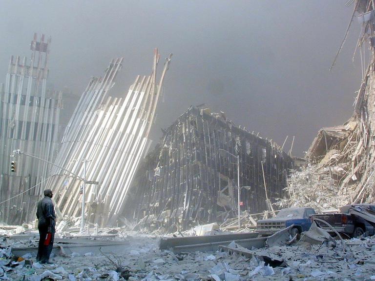 Ein Mann steht am 11. September 2001 vor dem zerstörten World Trade Center nach dem Terrorangriff in New York.