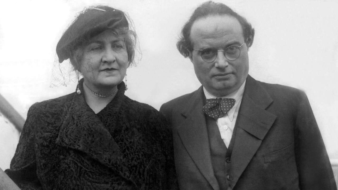 Alma Mahler-Werfel mit ihrem Ehemann Franz Werfel (undatierte Schwarz-weiß-Aufnahme) Alma Mahler-Werfel mit ihrem Ehemann Franz Werfel (undatierte Schwarz-weiß-Aufnahme)