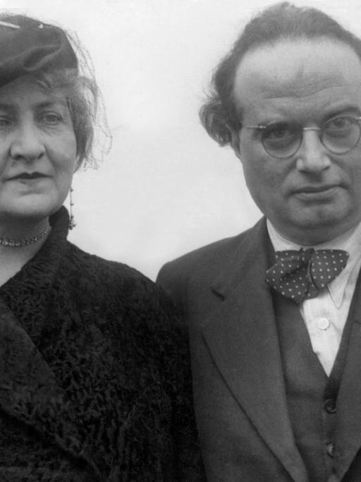 Alma Mahler-Werfel mit ihrem Ehemann Franz Werfel (undatierte Schwarz-weiß-Aufnahme)