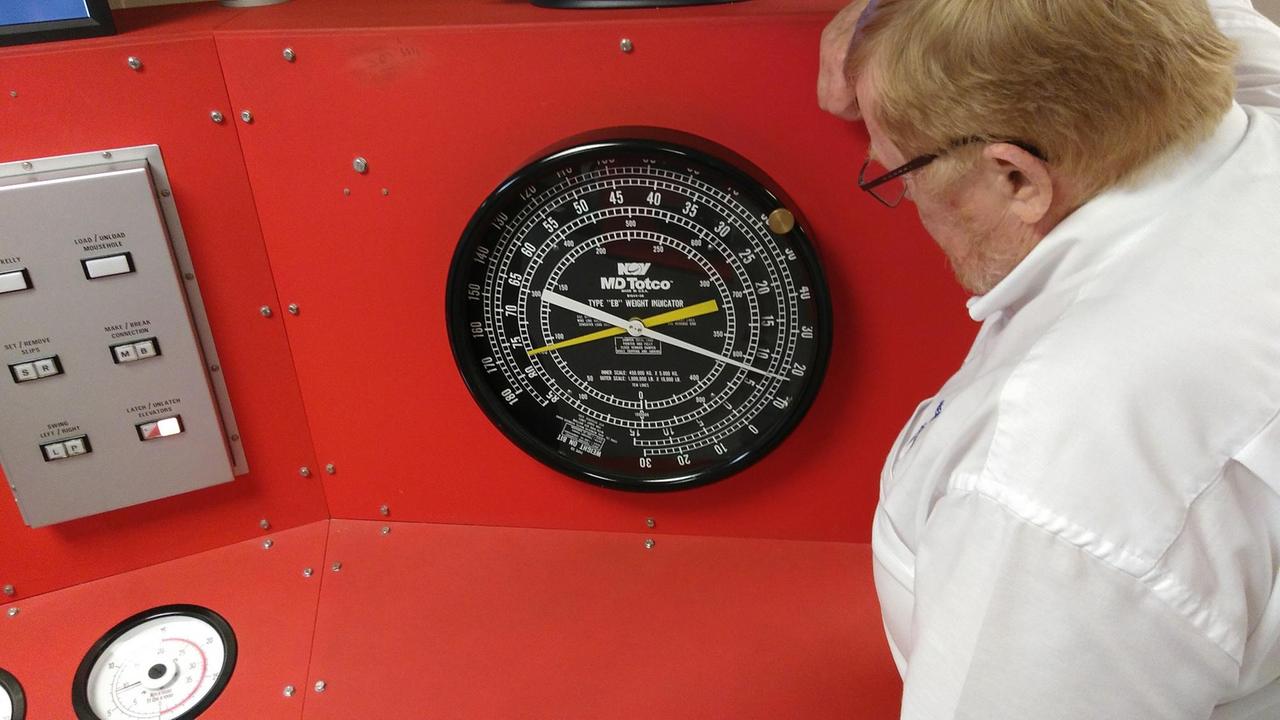 Blue Rapley, Lehrer an der Aberdeen Drilling School, behält die Druckanzeige des Bohrsimulators im Auge