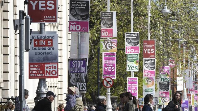 In Dublin hängen Plakate mit den Slogans "Yes" und "No"