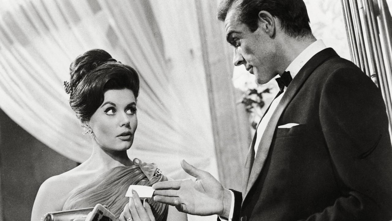 Sean Connery und Eunice Gayson als James Bond und Sylvia Trench in "Dr. No" von 1962. Sean Connery und Eunice Gayson als James Bond und Sylvia Trench in "Dr. No" von 1962.