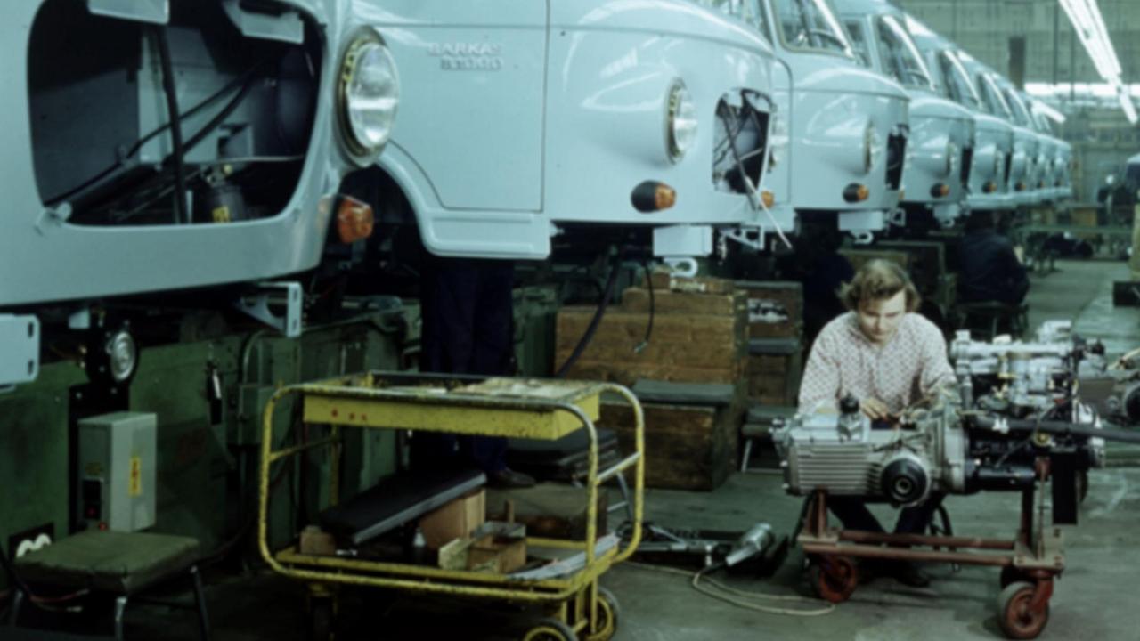 Ein Arbeiter montiert Barkas B-1000-Kleintransporter im VEB Barkas-Werk in Karl-Marx-Stadt (Chemnitz), 1974.