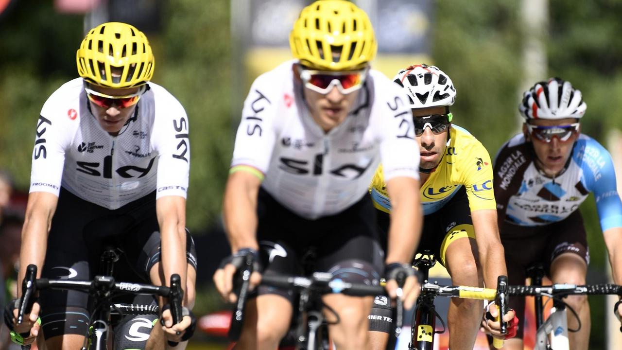 Chris Froome und sein Kollege Michal Kwiatkowski vom Team Sky bei der 13. Etappe der Tour de France 2017 Chris Froome und sein Kollege Michal Kwiatkowski vom Team Sky bei der 13. Etappe der Tour de France 2017