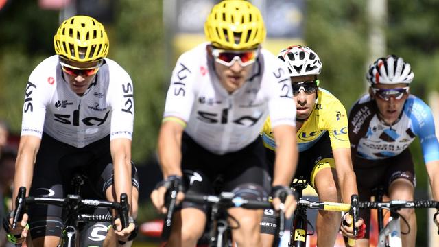 Chris Froome und sein Kollege Michal Kwiatkowski vom Team Sky bei der 13. Etappe der Tour de France 2017