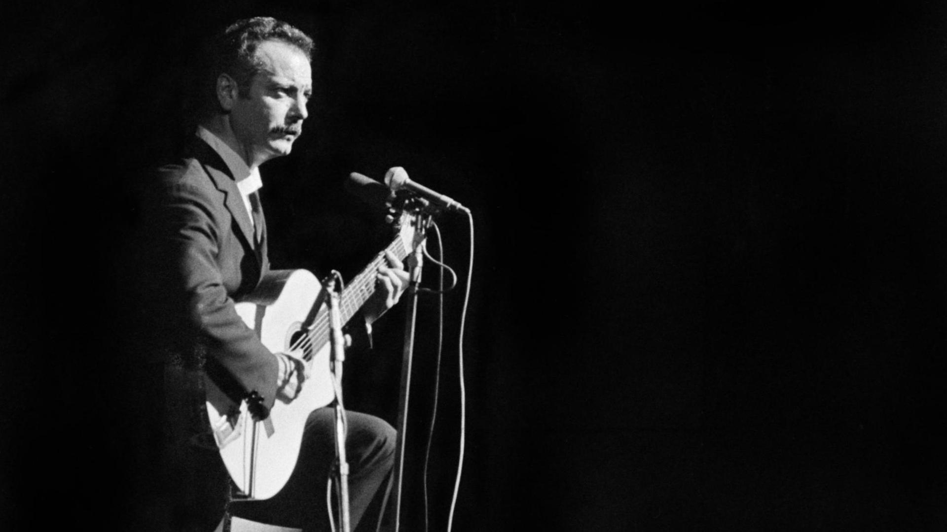 Georges Brassens 1966 bei einem Konzert in Bobino Georges Brassens 1966 bei einem Konzert in Bobino