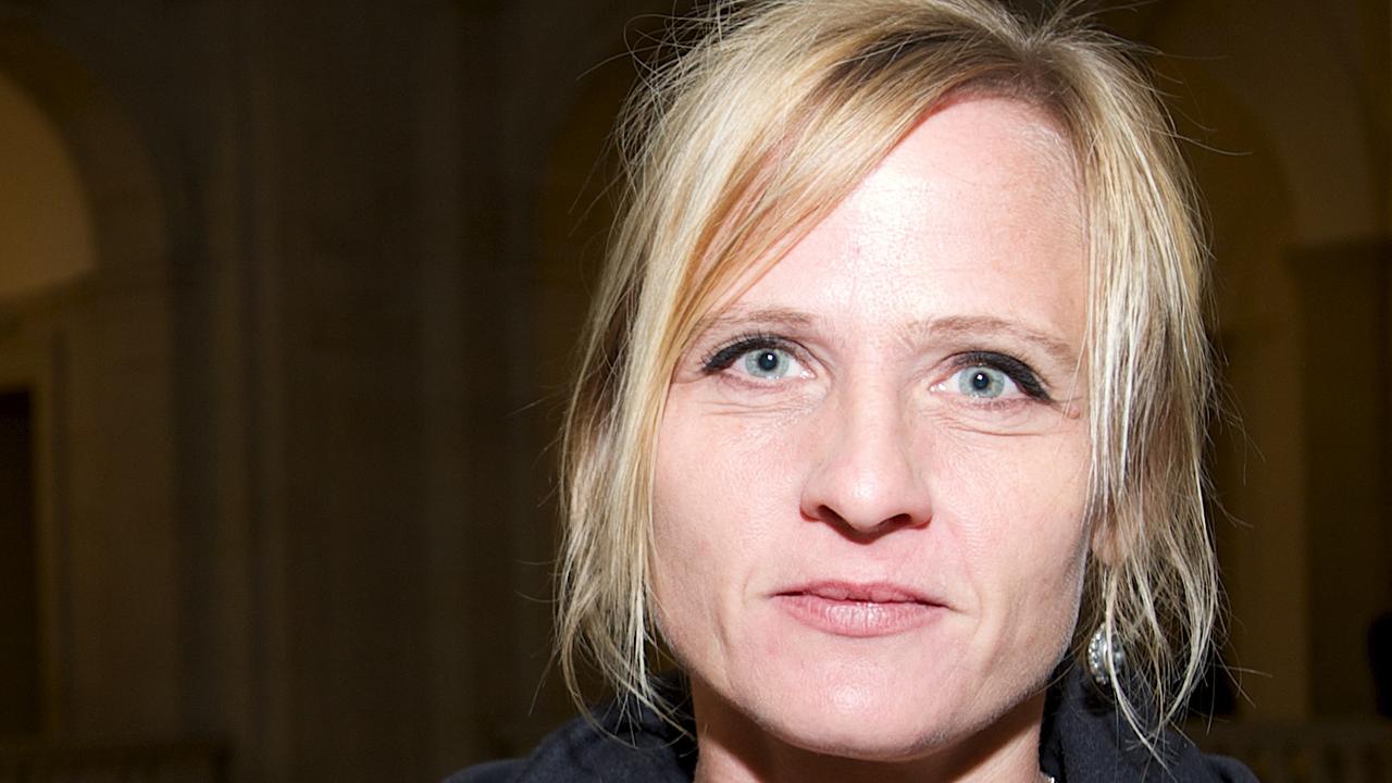 Die Klägerin Anna Ignatius wartet am 16.04.2014 im Bundesverwaltungsgericht (BVerwG) in Leipzig. Das BVerwG verhandelt am gleichen Tag die Klage von Ignatius aus Freiburg (Baden-Württemberg), die für ihre konfessionslosen Kinder Ethik-Unterricht - analog zum Religionsunterricht fordert. Die Klägerin Anna Ignatius wartet am 16.04.2014 im Bundesverwaltungsgericht (BVerwG) in Leipzig. Das BVerwG verhandelt am gleichen Tag die Klage von Ignatius aus Freiburg (Baden-Württemberg), die für ihre konfessionslosen Kinder Ethik-Unterricht - analog zum Religionsunterricht fordert.