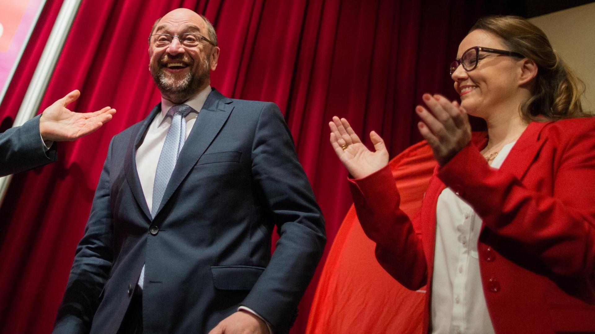 SPD-Kanzlerkandidat Martin Schulz wird am 01.02.2017 bei einem Programmforum der SPD Herne zur Bundestagswahl in Herne (Nordrhein-Westfalen) von der Bundestagsabgeordneten Michelle Müntefering begrüßt.