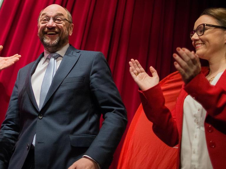 SPD-Kanzlerkandidat Martin Schulz wird am 01.02.2017 bei einem Programmforum der SPD Herne zur Bundestagswahl in Herne (Nordrhein-Westfalen) von der Bundestagsabgeordneten Michelle Müntefering begrüßt.