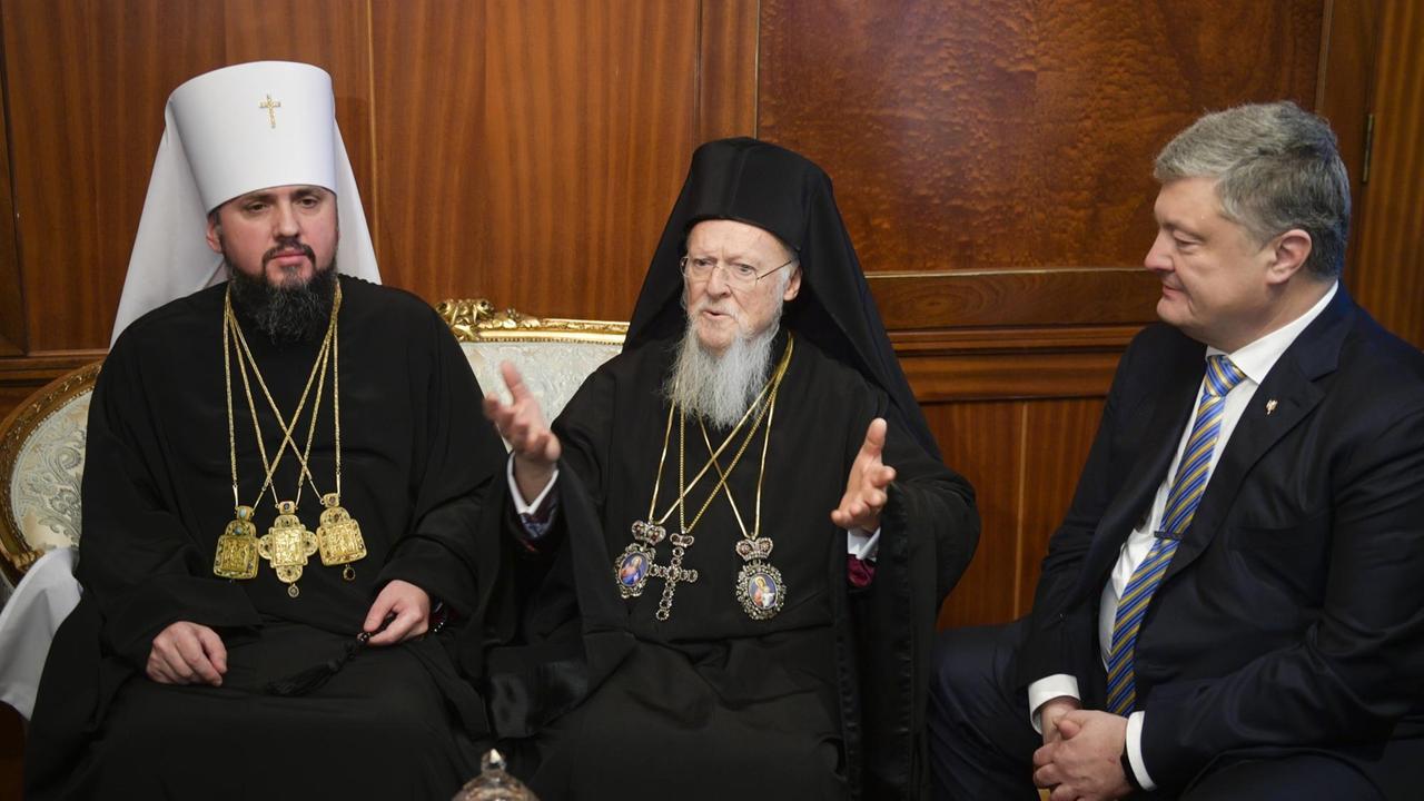 Epifani, Oberhaupt der neuen Orthodoxen Kirche der Ukraine, bei einem Gespräch mit Bartholomaios I. (M), der Ökumenische Orthodoxe Patriarch von Konstantinopel, und Petro Poroschenko, Präsident der Ukraine.