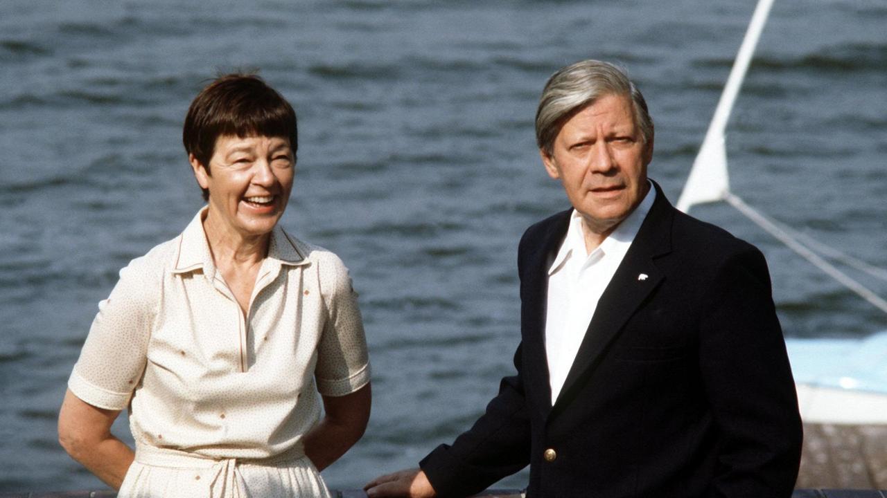 August 1982: Helmut Schmidt und seine Frau Hannelore, genannt Loki, im Urlaub am Brahmsee in Schleswig-Holstein.