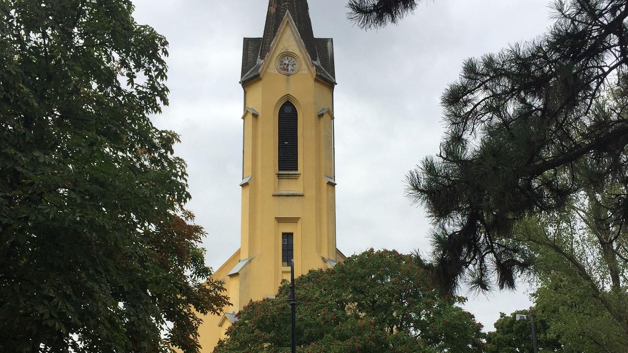 Dorfkirche von Kübekháza – ein kleines Dorf mit 1.600 Einwohnern im Süden Ungarns. Dorfkirche von Kübekháza – ein kleines Dorf mit 1.600 Einwohnern im Süden Ungarns.