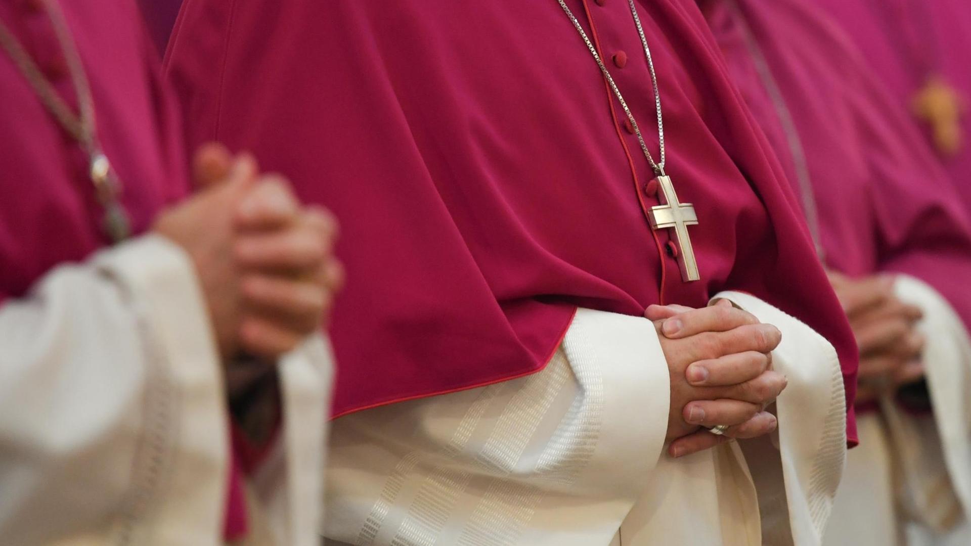 Mitglieder der Deutschen Bischofskonferenz nehmen am Eröffnungsgottesdienst der Herbstvollversammlung der Deutschen Bischofskonferenz im Fuldaer Dom teil. Die deutschen Bischöfe treffen sich traditionell im September am Grab des heiligen Bonifatius in der osthessischen Domstadt. Bei dem dreitägigen Treffen steht der Reformprozess unter dem Stichwort «Synodaler Weg» im Fokus. Mitglieder der Deutschen Bischofskonferenz nehmen am Eröffnungsgottesdienst der Herbstvollversammlung der Deutschen Bischofskonferenz im Fuldaer Dom teil. Die deutschen Bischöfe treffen sich traditionell im September am Grab des heiligen Bonifatius in der osthessischen Domstadt. Bei dem dreitägigen Treffen steht der Reformprozess unter dem Stichwort «Synodaler Weg» im Fokus.