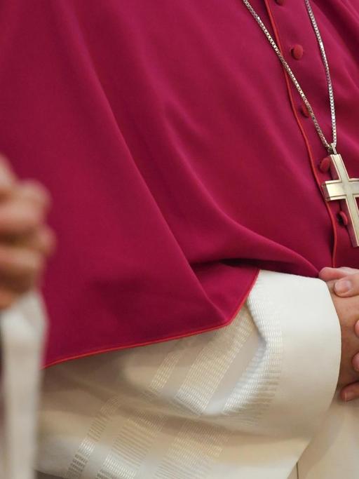 Mitglieder der Deutschen Bischofskonferenz nehmen am Eröffnungsgottesdienst der Herbstvollversammlung der Deutschen Bischofskonferenz im Fuldaer Dom teil. Die deutschen Bischöfe treffen sich traditionell im September am Grab des heiligen Bonifatius in der osthessischen Domstadt. Bei dem dreitägigen Treffen steht der Reformprozess unter dem Stichwort «Synodaler Weg» im Fokus.