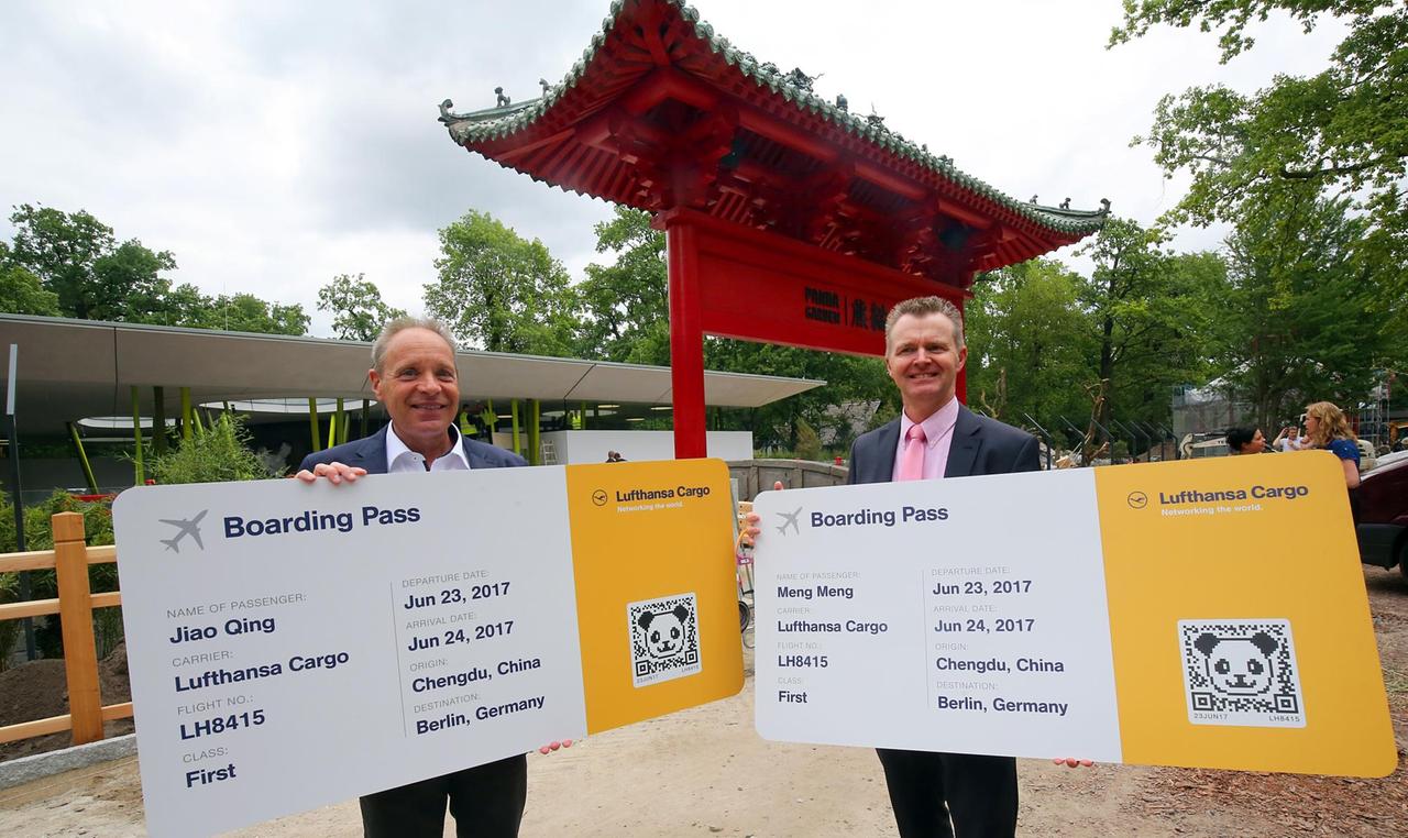 Jörg Bodenröder, Leiter Tiertransporte und Tierschutzbeauftragter Lufthansa Cargo (r) und der leitende Zoo-Tierarzt Andreas Ochs halten am 13.06.2017 vor dem neuen Panda-Gehege im Berliner Zoo die Bordkarten für den bevorstehenden Lufthansa Cargo Transport der Pandas Jiao Qing und Meng Meng aus China in den Händen. Die Pandabären werden am 24. Juni 2017 in der deutschen Hauptstadt erwartet. Jörg Bodenröder, Leiter Tiertransporte und Tierschutzbeauftragter Lufthansa Cargo (r) und der leitende Zoo-Tierarzt Andreas Ochs halten am 13.06.2017 vor dem neuen Panda-Gehege im Berliner Zoo die Bordkarten für den bevorstehenden Lufthansa Cargo Transport der Pandas Jiao Qing und Meng Meng aus China in den Händen. Die Pandabären werden am 24. Juni 2017 in der deutschen Hauptstadt erwartet.