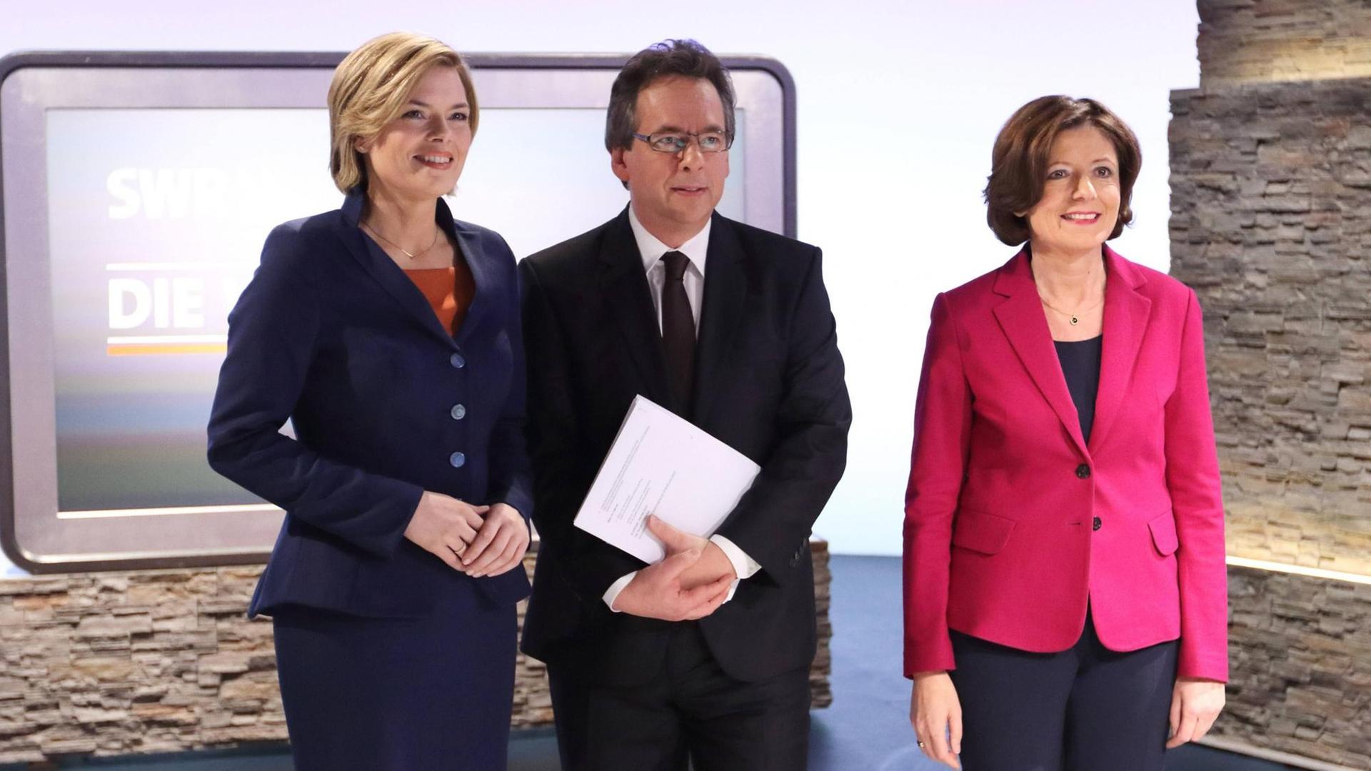 CDU-Spitzenkandidatin Julia Klöckner, SWR-Moderator Fritz Frey und die rheinland-pfälzische Ministerpräsidentin Malu Dreyer (SPD) beim TV-Duell zur Landtagswahl. CDU-Spitzenkandidatin Julia Klöckner, SWR-Moderator Fritz Frey und die rheinland-pfälzische Ministerpräsidentin Malu Dreyer (SPD) beim TV-Duell zur Landtagswahl.