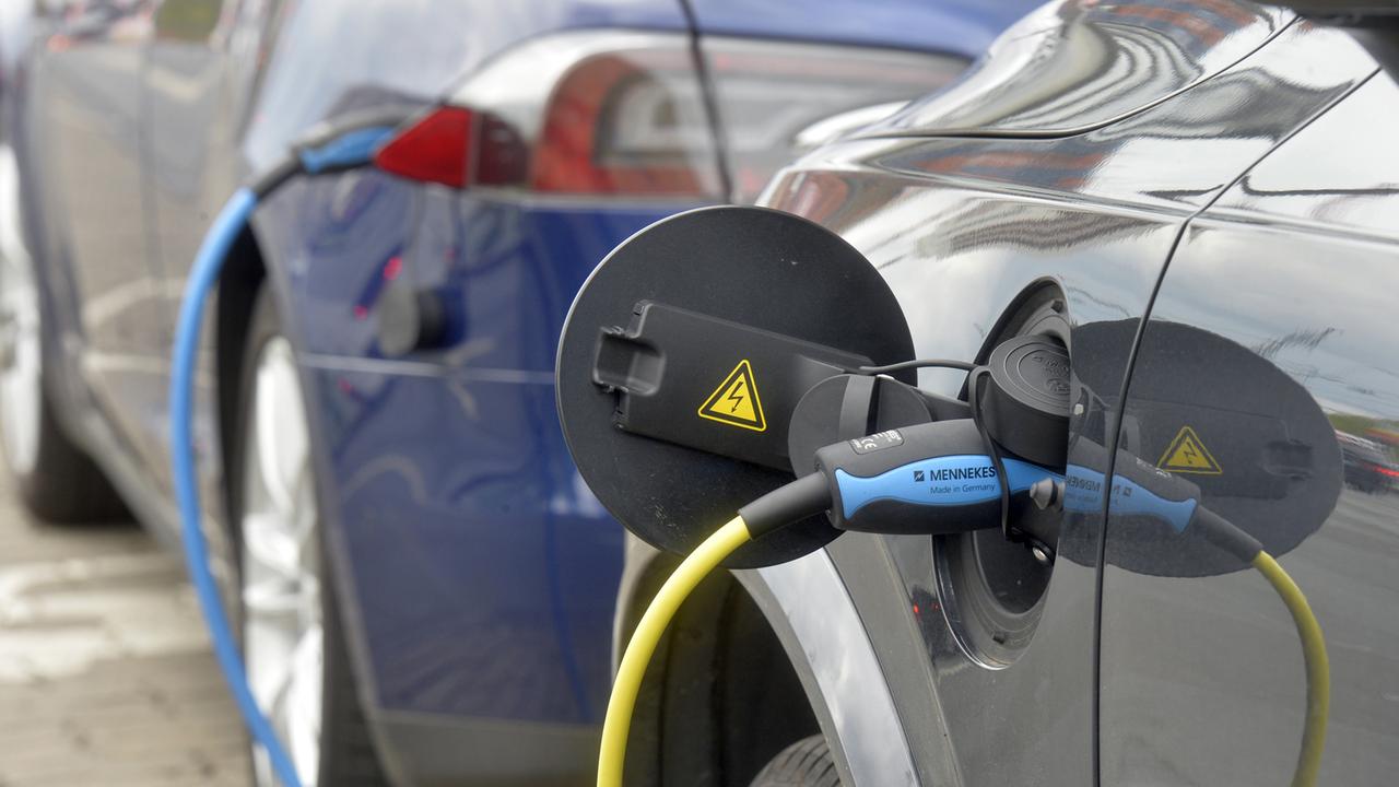 An einer Ladestation im Zentrum von Leipzig am Augustusplatz stehen Elektroautos - ein Tesla und ein Volvo - zum "Auftanken". An einer Ladestation im Zentrum von Leipzig am Augustusplatz stehen Elektroautos - ein Tesla und ein Volvo - zum "Auftanken".