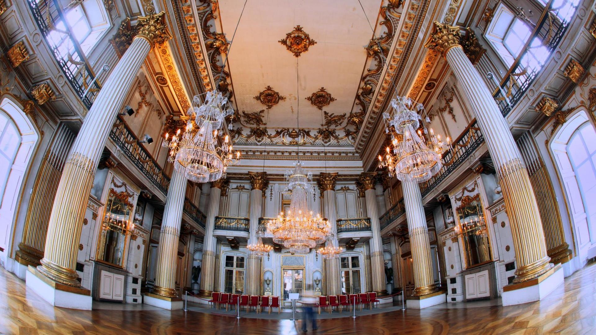 Sogar die Verzierungen der Säulen und der Stuck im Goldenen Saal von Schloss Ludwigslust sind aus Papiermaché. Sogar die Verzierungen der Säulen und der Stuck im Goldenen Saal von Schloss Ludwigslust sind aus Papiermaché.