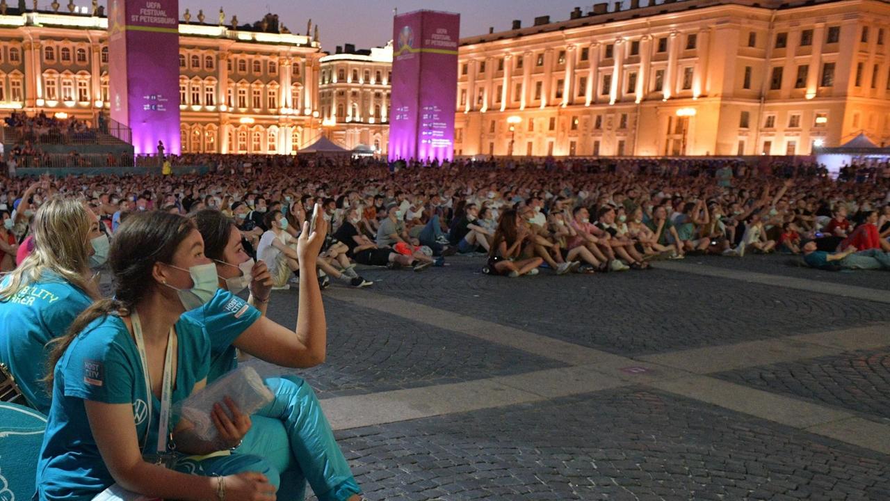 Sankt Petersburg, Russland: Tausende Menschen haben sich in einer Fan-Zone versammelt, um das Fußball-EM-Finale zwischen Italien und England auf Leinwänden zu verfolgen. Sankt Petersburg, Russland: Tausende Menschen haben sich in einer Fan-Zone versammelt, um das Fußball-EM-Finale zwischen Italien und England auf Leinwänden zu verfolgen.