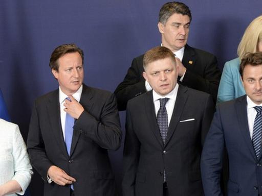 Die EU-Außenbeauftragte Catherine Ashton und die Regierungschefs David Cameron (Großbritannien), Robert Fico (Slowakei), Xavier Bettel (Luxemburg), Zoran Milanovic (Kroatien) und Helle Thorning-Schmidt (Dänemark) versammeln sich vor einem blauen Vorhang.