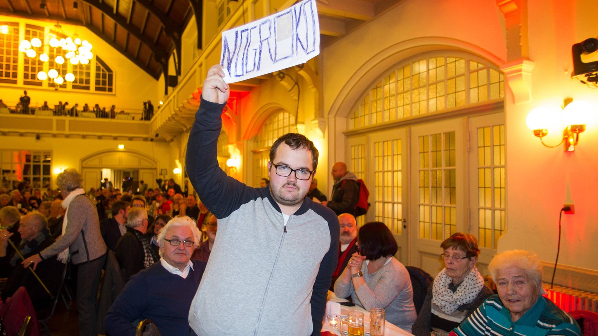 Beim politischen Aschermittwoch der SPD in Schwerte am 14.02.2018 hält ein Mann ein NoGroKo-Schild hoch. Beim politischen Aschermittwoch der SPD in Schwerte am 14.02.2018 hält ein Mann ein NoGroKo-Schild hoch.