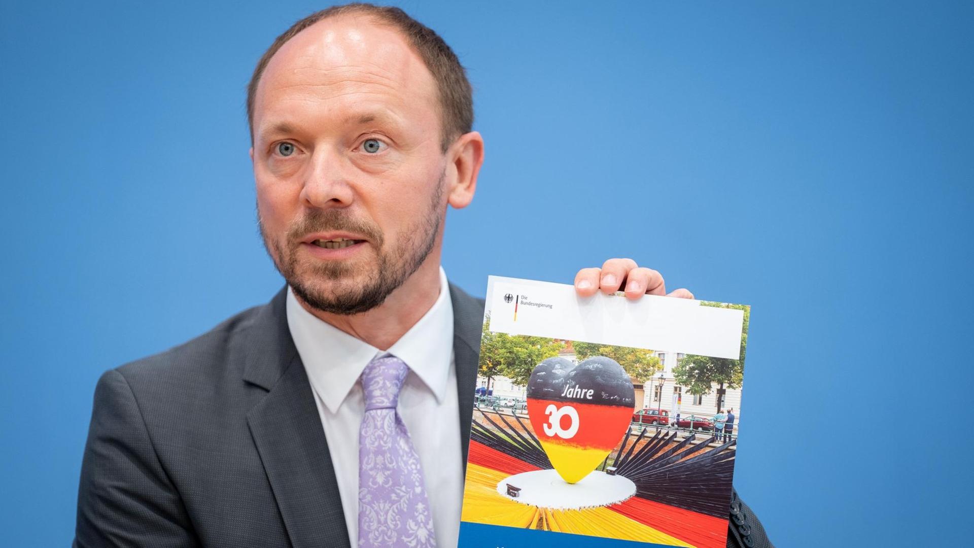 Der Ost-Beauftragte Marco Wanderwitz mit dem Bericht zur Deutschen Einheit Der Ost-Beauftragte Marco Wanderwitz mit dem Bericht zur Deutschen Einheit