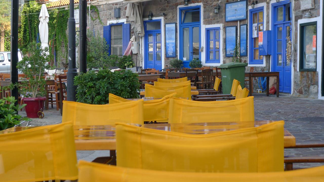 Leere Stühle vor den Cafés in Molyvos auf der Insel Lesbos Leere Stühle vor den Cafés in Molyvos auf der Insel Lesbos