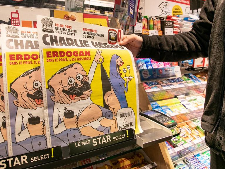 Ausgaben von Charlie Hebdo mit der Erdogan-Karikatur liegen in einem Kiosk aus.