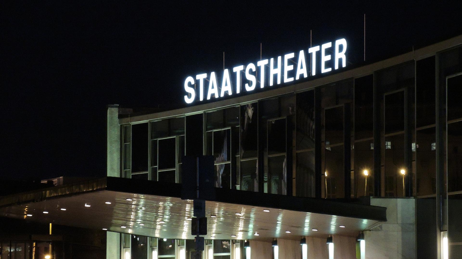 Das Staatstheater in Kassel, Deutschland am 19. Dezember 2013 bei Dunkelheit. Das Staatstheater in Kassel, Deutschland am 19. Dezember 2013 bei Dunkelheit.