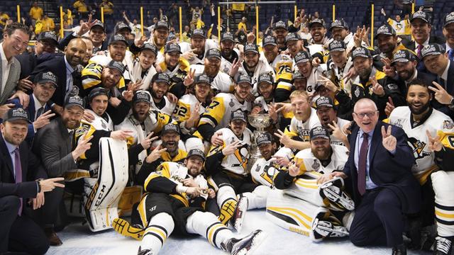 Das Team der Pittsburgh Penguins freut sich über den Stanley Cup