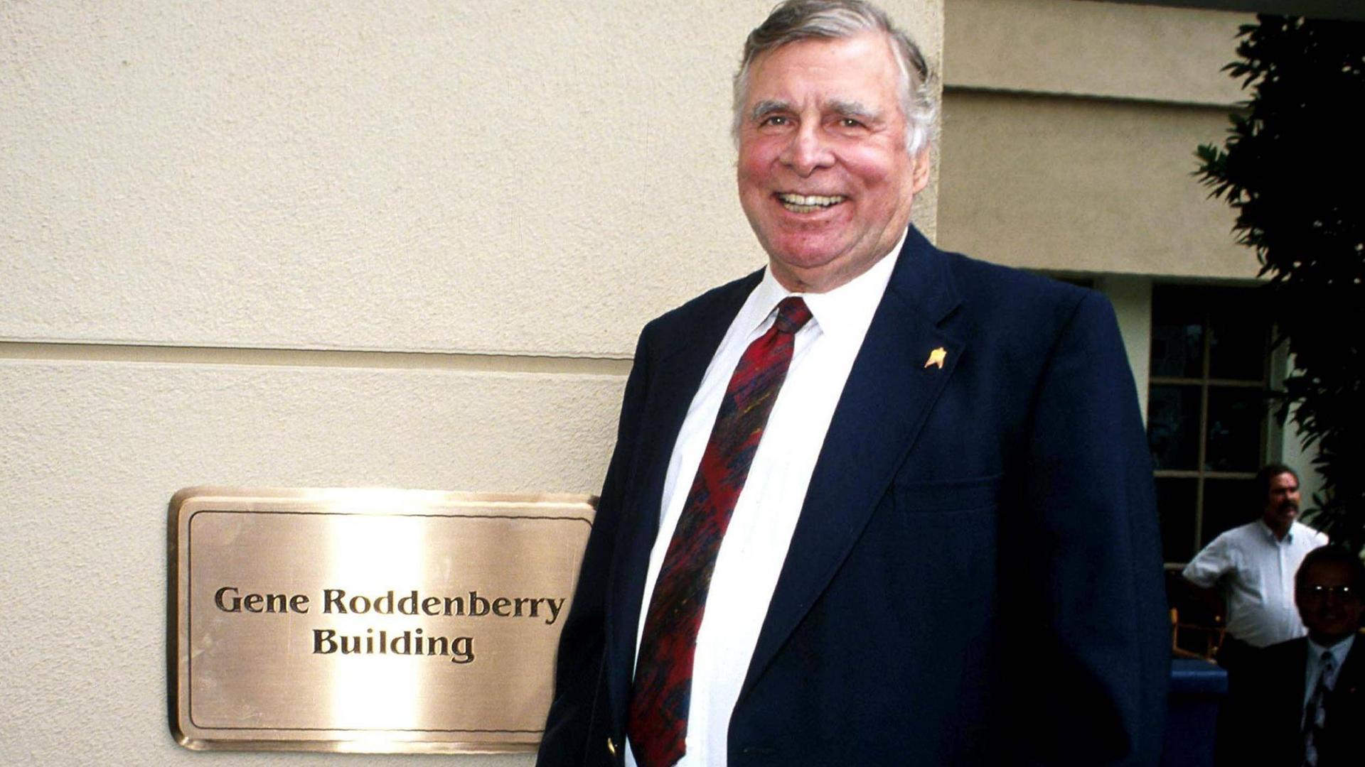 Der Drehbuchautor und Produzent Gene Roddenberry. Der Drehbuchautor und Produzent Gene Roddenberry.