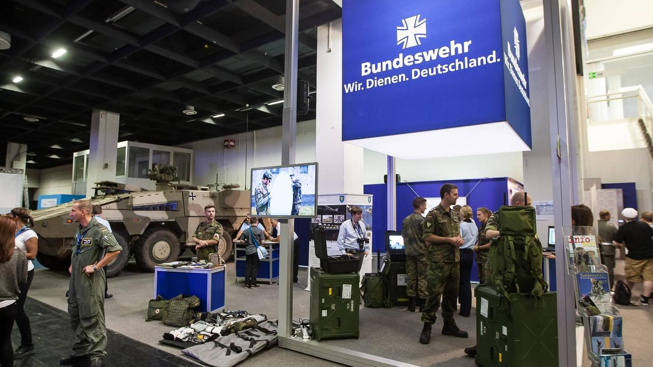 Der Stand der Bundeswehr bei der gamescom 2015 in der Messe Köln. 