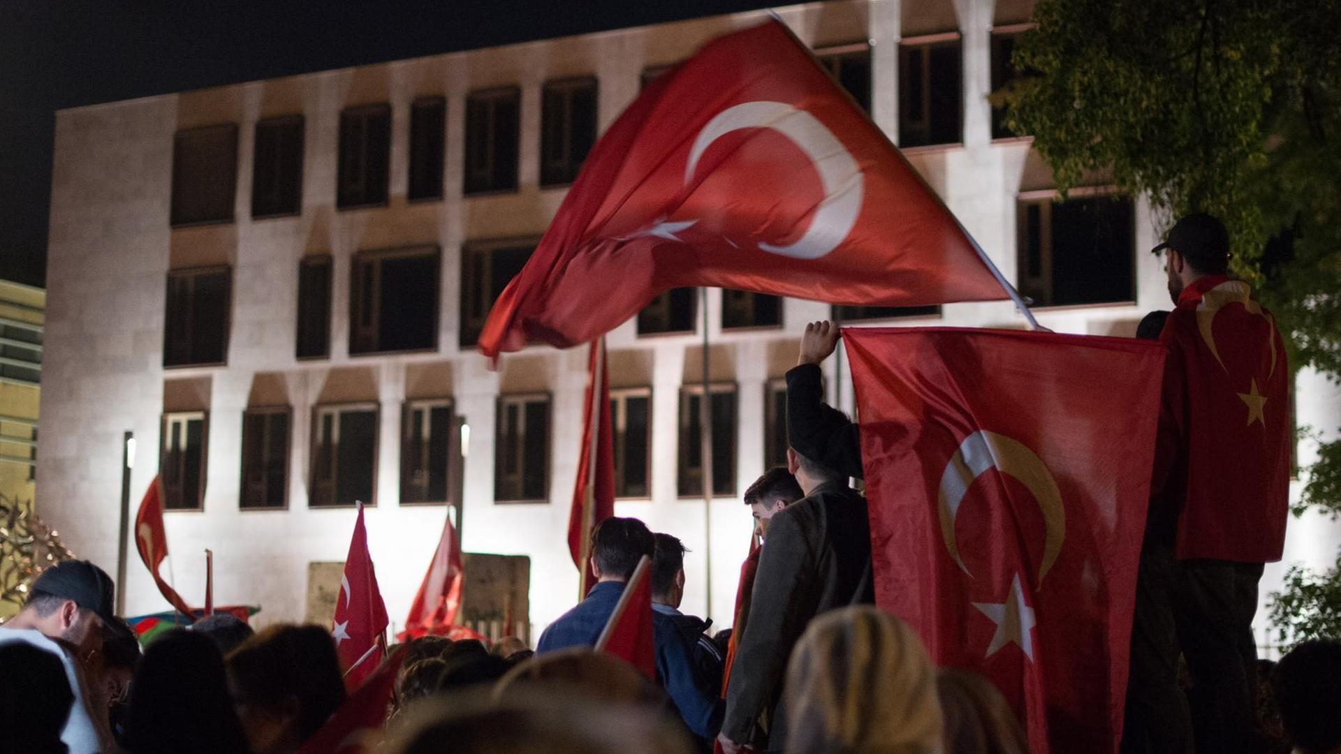 In der Nacht zum Samstag demonstrieren Menschen vor der Türkischen Botschaft in Berlin gegen den Putschversuch. In der Nacht zum Samstag demonstrieren Menschen vor der Türkischen Botschaft in Berlin gegen den Putschversuch.