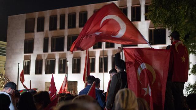 In der Nacht zum Samstag demonstrieren Menschen vor der Türkischen Botschaft in Berlin gegen den Putschversuch.