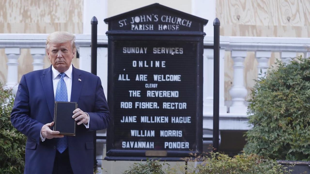Donald Trump posiert am 01. Juni 2020 mit einer Bibel vor der St. John's-Kirche in Washington DC. Donald Trump posiert am 01. Juni 2020 mit einer Bibel vor der St. John's-Kirche in Washington DC.