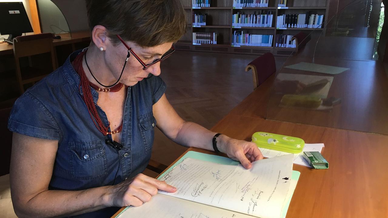 Orreaga Oskotz mit historischen Dokumenten an einem Schreibtisch. Orreaga Oskotz mit historischen Dokumenten an einem Schreibtisch.