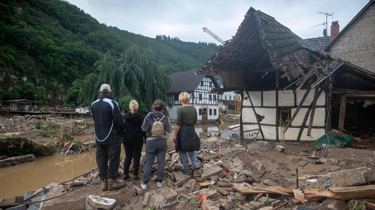 Die Menschen schauen in dem Ort im Kreis Ahrweiler nach dem Unwetter auf die Zerstörungen. Mindestens sechs Häuser wurden durch die Fluten zerstört.