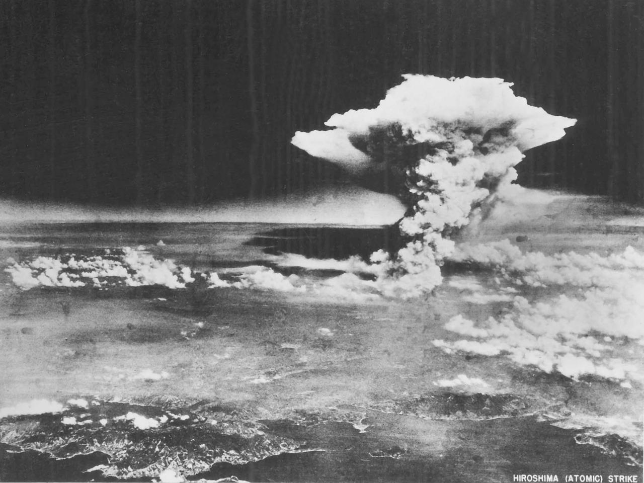 Eine Luftaufnahme (schwarz-weiß) vom 6. August 1945 zeigt einen Atompilz über Hiroshima. Eine Luftaufnahme (schwarz-weiß) vom 6. August 1945 zeigt einen Atompilz über Hiroshima.