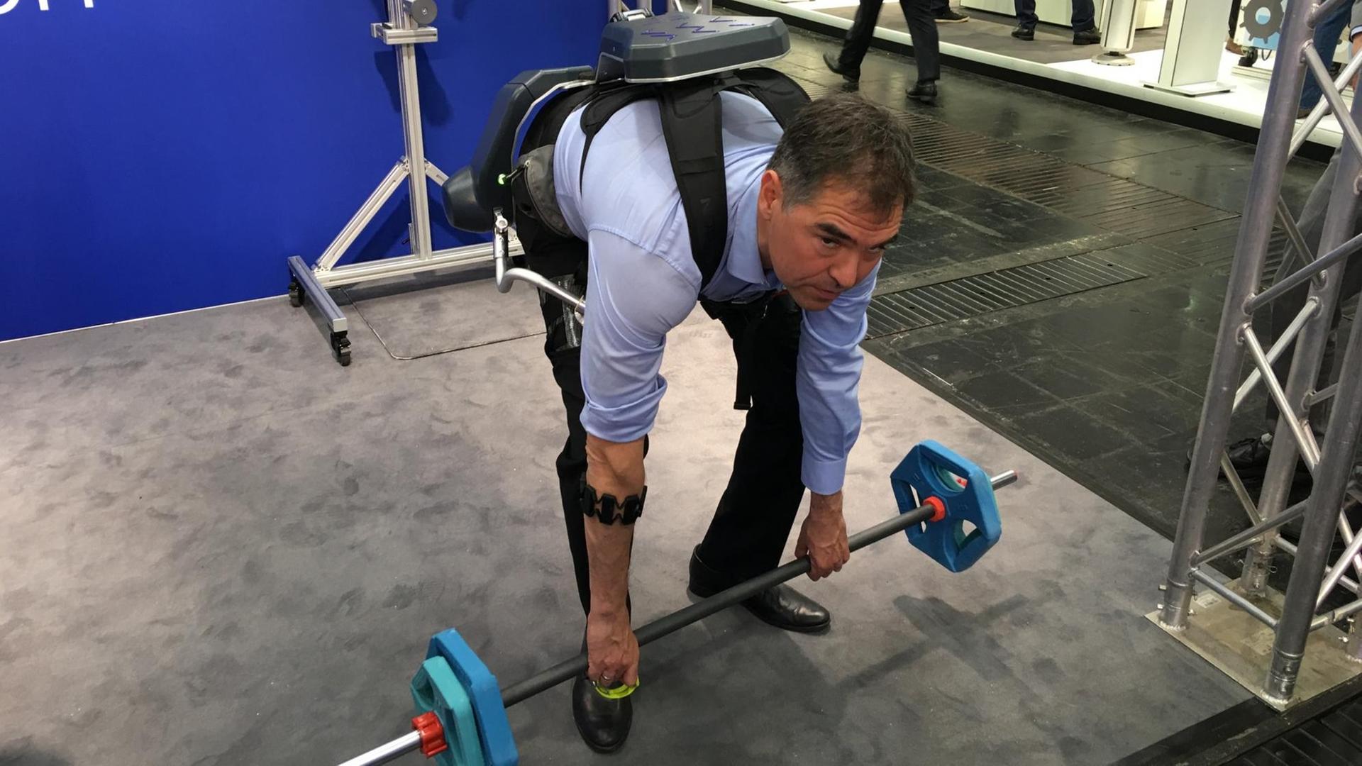 Peter Heiligensetzer bei einer Vorführung des Exoskeletts Peter Heiligensetzer bei einer Vorführung des Exoskeletts
