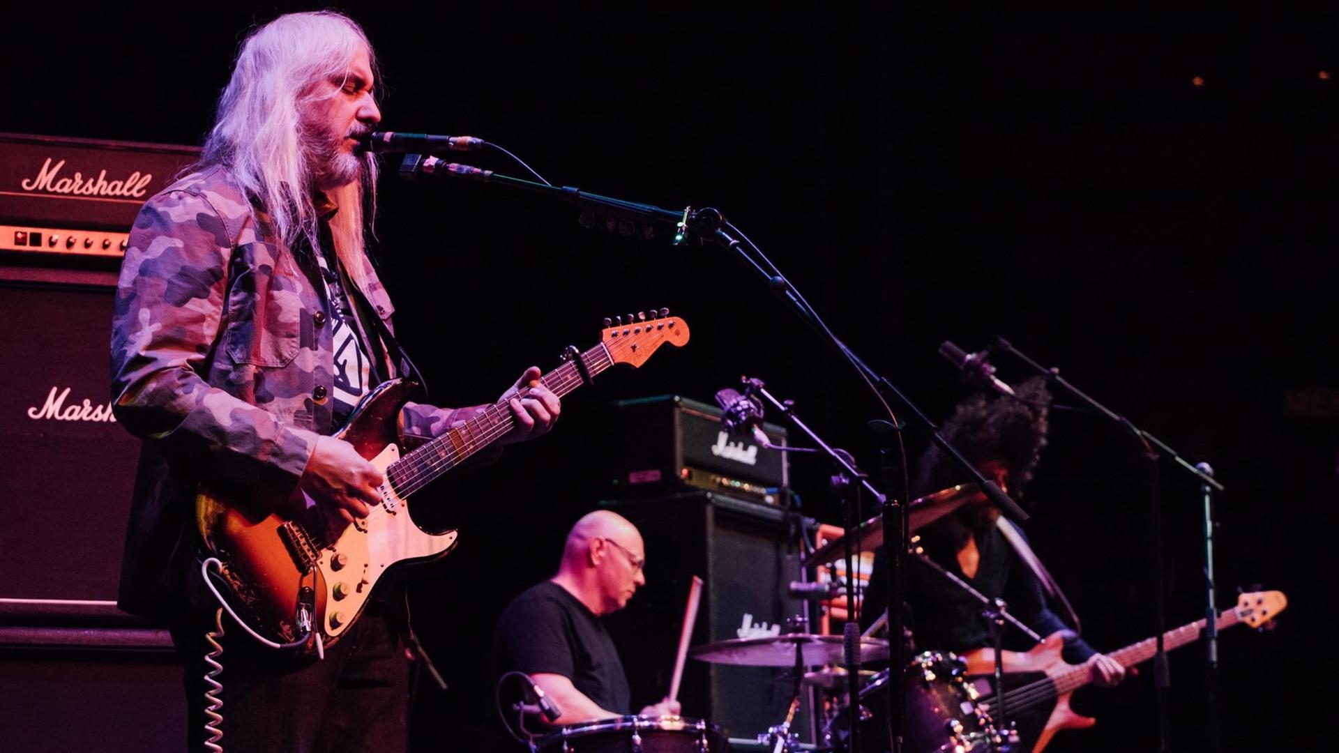 Die Band Dinosaur Jr mit dem Sänger J Mascis auf der Bühne in London, 2018. Die Band Dinosaur Jr mit dem Sänger J Mascis auf der Bühne in London, 2018.