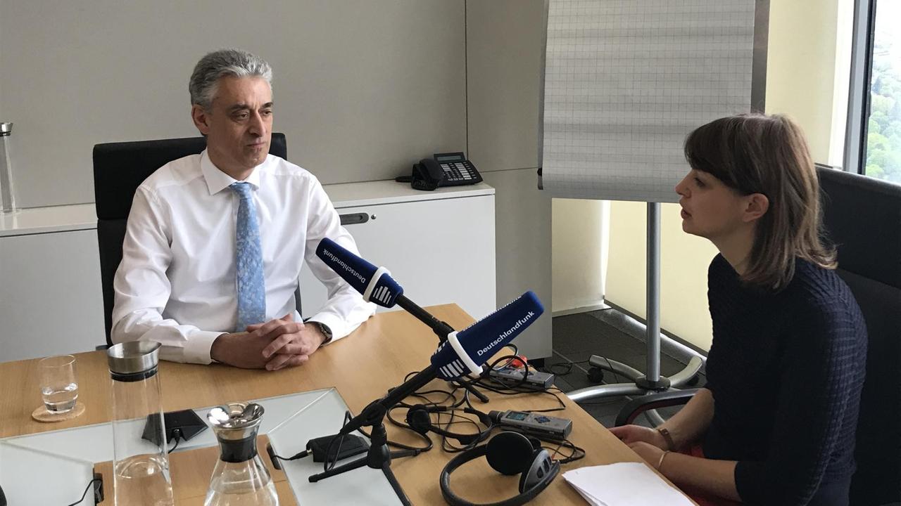 Der Chef der Deutschen Post Frank Appell im Gespräch mit Sina Fröhndrich (Wirtschaftsredaktion Deutschlandfunk) Der Chef der Deutschen Post Frank Appell im Gespräch mit Sina Fröhndrich (Wirtschaftsredaktion Deutschlandfunk)