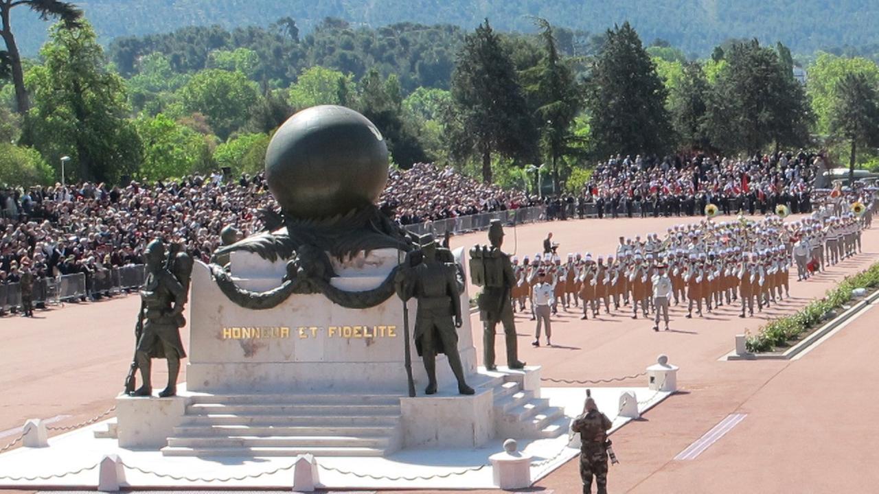 Soldaten der Fremdenlegion paradieren während einer Zeremonie zur Erinnerung an die historische Schlacht von Camerone in Mexiko (1863) am 29.04.2015 in Aubagne, Frankreich. Soldaten der Fremdenlegion paradieren während einer Zeremonie zur Erinnerung an die historische Schlacht von Camerone in Mexiko (1863) am 29.04.2015 in Aubagne, Frankreich.