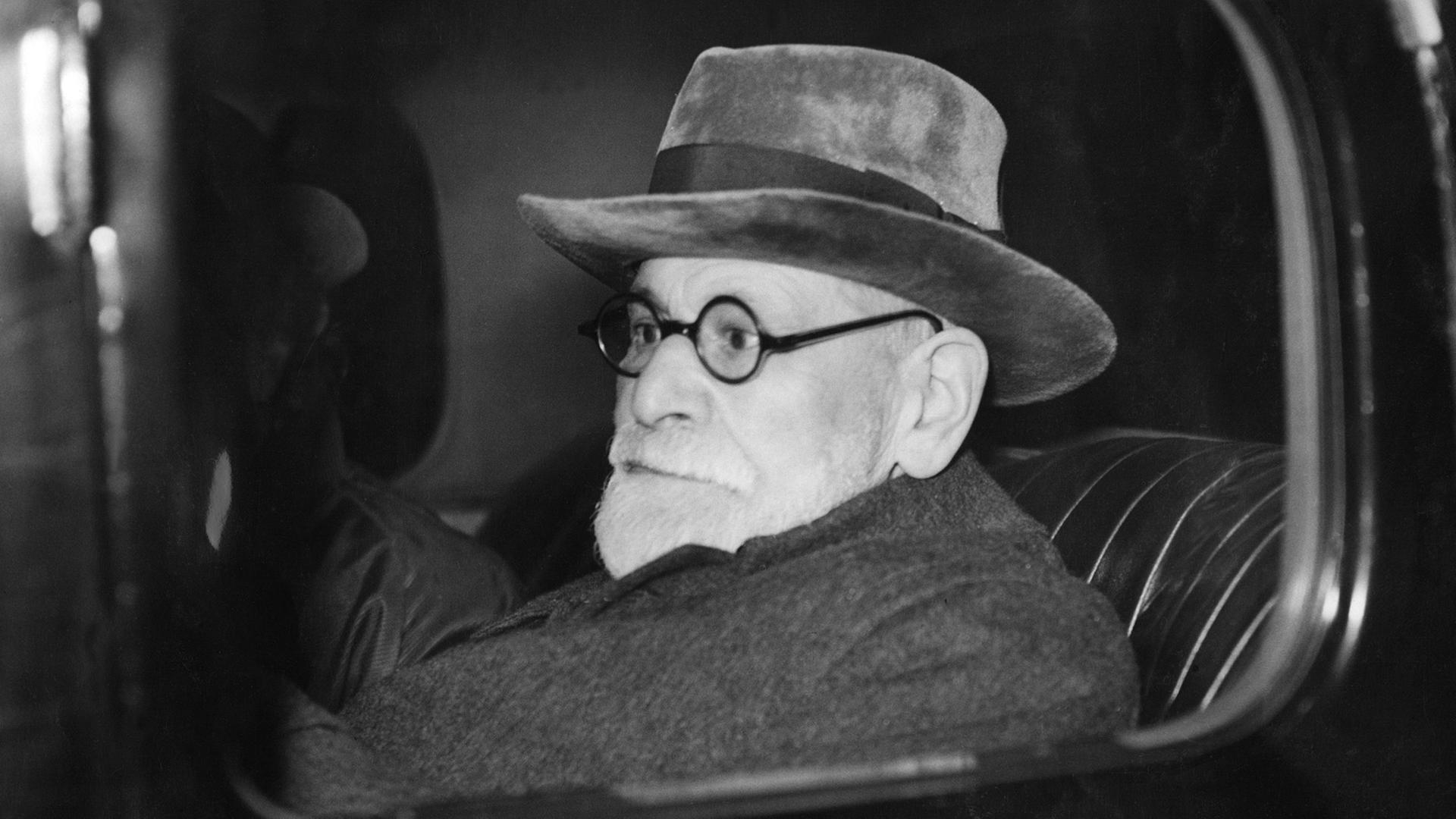 Der österreichische Psychoanalytiker Sigmund Freud kurz nach seiner Ankunft in London am 6. Juni 1938. Der österreichische Psychoanalytiker Sigmund Freud kurz nach seiner Ankunft in London am 6. Juni 1938.