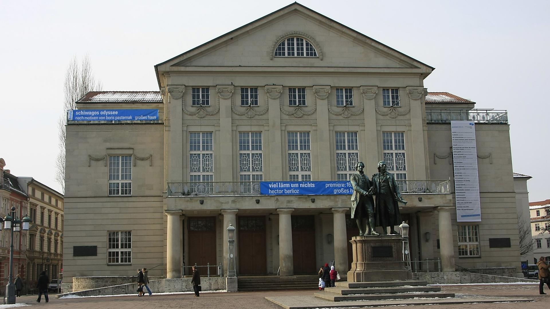Blick auf den Theaterplatz in Weimar mit dem Goethe-Schiller-Denkmal und dem Nationaltheater
